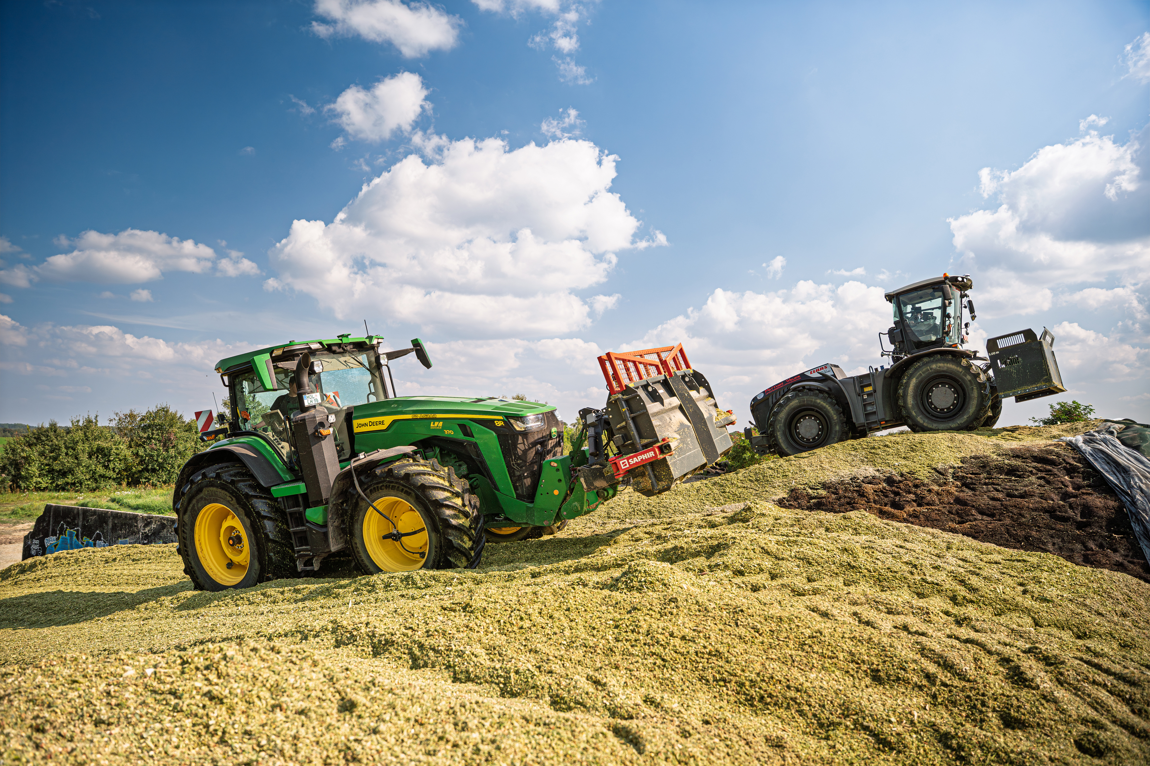 John Deere 8R370 und Claas Xerion